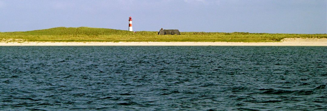 Leuchtturm an der Nordsee mit Blick übers Meer – Sinnbild für Orientierung und Weitblick